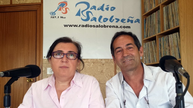 Carmen López y Ángel Coello en los estudios de Radio Salobreña.